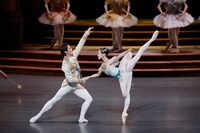 新国立劇場バレエ団「シンデレラ」より。（撮影：瀬戸秀美）