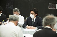 ゴツプロ！ 第7回公演「十二人の怒れる男」稽古の様子。（Photo by MASA HAMANOI）
