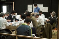 ゴツプロ！ 第7回公演「十二人の怒れる男」稽古の様子。（Photo by MASA HAMANOI）