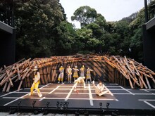 SPAC「ふたりの女 平成版 ふたりの面妖があなたに絡む」より。（撮影：平尾正志）