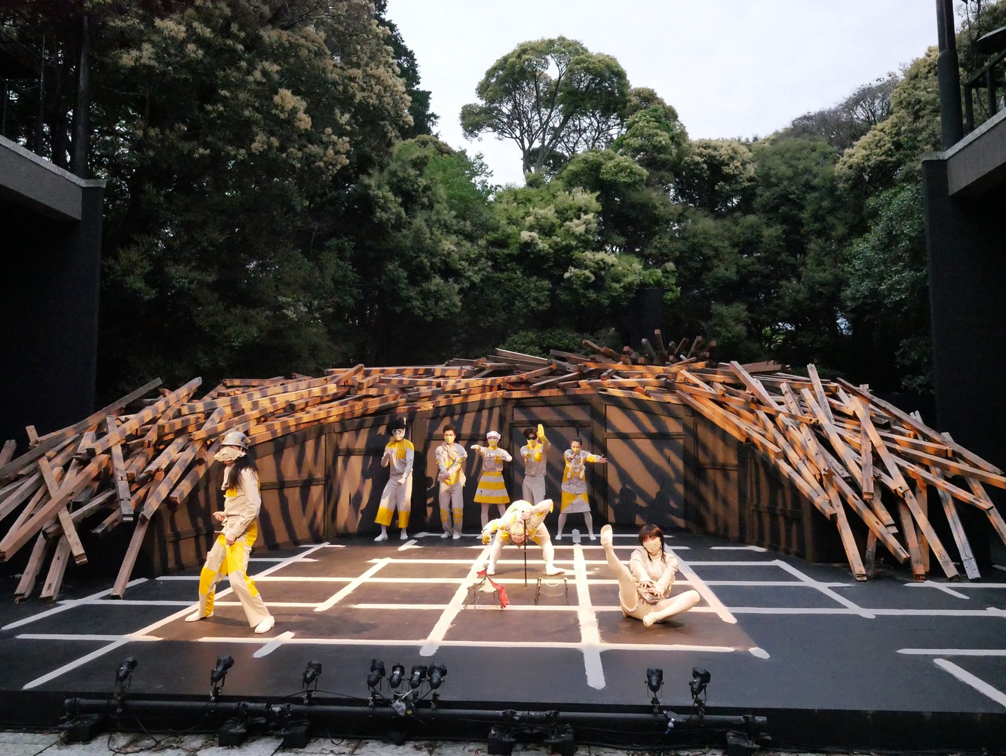 SPAC「ふたりの女 平成版 ふたりの面妖があなたに絡む」より。（撮影：平尾正志）