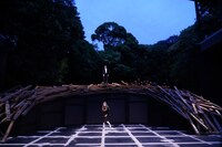 SPAC「ふたりの女 平成版 ふたりの面妖があなたに絡む」より。（撮影：猪熊康夫）