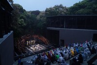 SPAC「ふたりの女 平成版 ふたりの面妖があなたに絡む」より。（撮影：猪熊康夫）