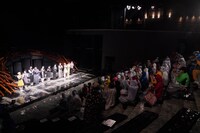 SPAC「ふたりの女 平成版 ふたりの面妖があなたに絡む」より。（撮影：猪熊康夫）