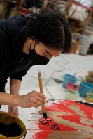 番傘に文字入れする尾上右近。