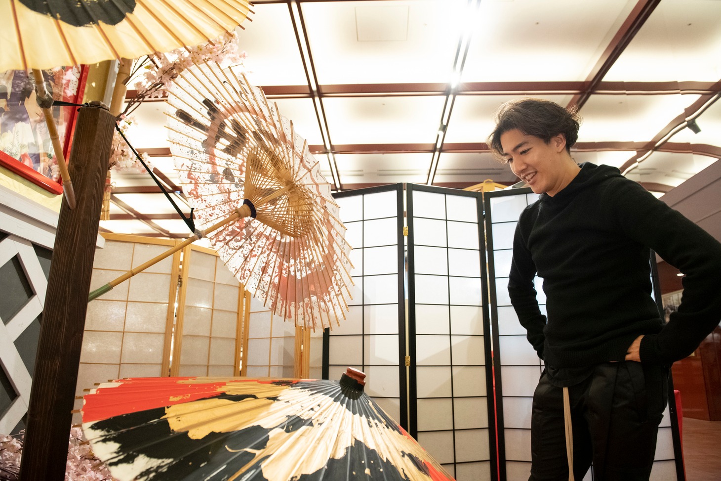 番傘の展示スペースを訪れた尾上右近。