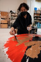 番傘に文字入れする尾上右近。