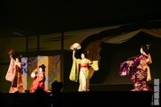「超歌舞伎 Supported by NTT」より、「永遠花誉功」の様子。