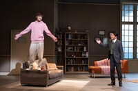 PARCO PRODUCE 2022「エレファント・ソング」より。左から井之脇海、寺脇康文。（撮影：加藤幸広）