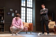 PARCO PRODUCE 2022「エレファント・ソング」より。左から井之脇海、寺脇康文。（撮影：加藤幸広）
