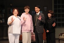 PARCO PRODUCE 2022「エレファント・ソング」より。左からほりすみこ、井之脇海、寺脇康文、宮田慶子。（撮影：加藤幸広）