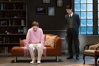 PARCO PRODUCE 2022「エレファント・ソング」より。左から井之脇海、寺脇康文。（撮影：加藤幸広）