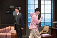 PARCO PRODUCE 2022「エレファント・ソング」より。左から寺脇康文、井之脇海。（撮影：加藤幸広）