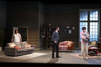 PARCO PRODUCE 2022「エレファント・ソング」より。左からほりすみこ、寺脇康文、井之脇海。（撮影：加藤幸広）