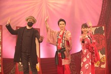 左から末満健一、浜中文一、桜井日奈子。