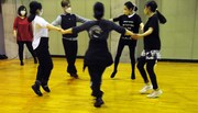 劇団民藝「ルナサに踊る」ダンスレッスンの様子。