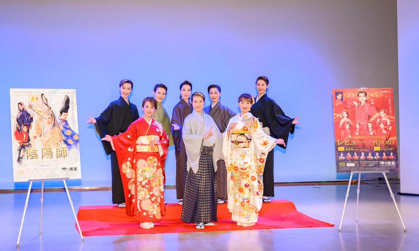 前列左から千咲えみ、楊琳、舞美りら、後列左から椿りょう、翼和希、愛瀬光、華月奏、登堂結斗。（提供：松竹）