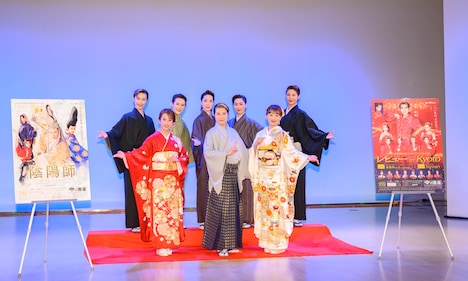 前列左から千咲えみ、楊琳、舞美りら、後列左から椿りょう、翼和希、愛瀬光、華月奏、登堂結斗。(提供:松竹)