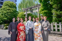 左から愛瀬光、椿りょう、千咲えみ、翼和希、楊琳、華月奏、舞美りら、登堂結斗、虹架路万。（提供：松竹）