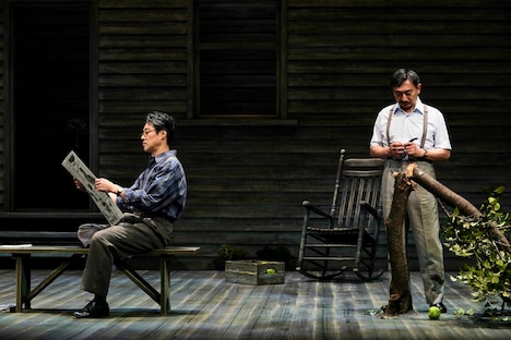 COCOON PRODUCTION 2022 / DISCOVER WORLD THEATRE vol.12「『みんな我が子』 -All My Sons-」より。（撮影：細野晋司）