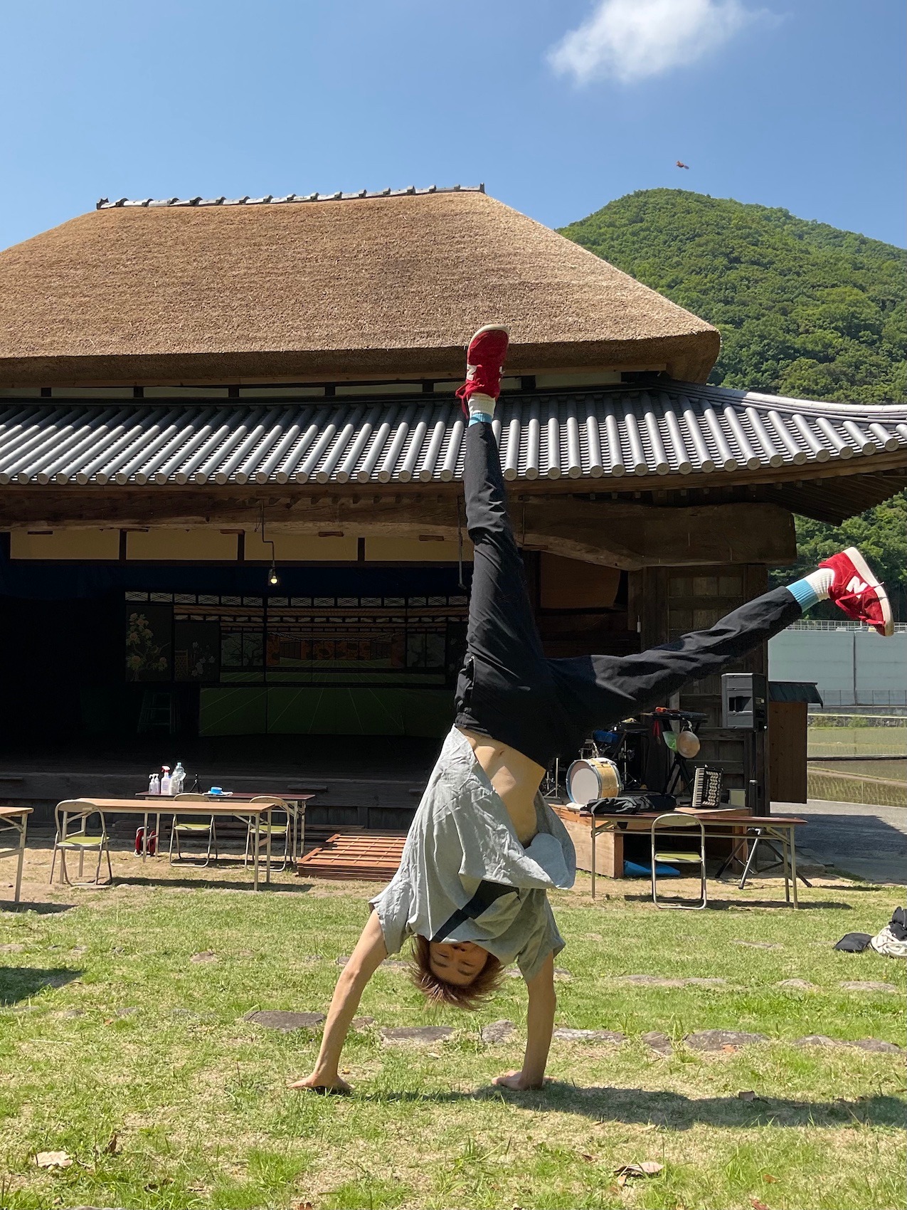 一見するとシンプルな稽古着から、チラッとのぞくカラーソックス＆真っ赤なシューズが素敵なAokid。
