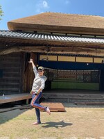 白神ももこの野外対策コーデ。「実用性重視」と言いつつカラフルでオシャレ！  確かに、日差しがものすごく強そうです。