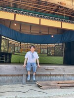 木ノ下歌舞伎常連の武谷公雄は、すでに衣裳のような、空間にしっくりなじむ稽古着。