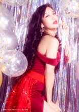 中村中扮する歌姫。