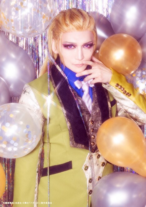 丘山晴己扮するヒューイット。