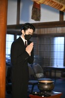 手を合わせる市川染五郎。(c)松竹