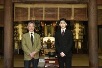 左から齋藤雅文、市川染五郎。(c)松竹