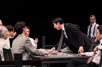 ゴツプロ！ 第7回公演「十二人の怒れる男」より。（撮影：保高幸子）
