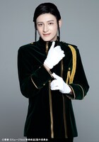 神里優希扮する秋田新幹線。