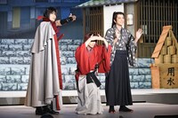 ミュージカル「るろうに剣心 京都編」取材会の様子。カメラを探す加藤和樹（左）、小池徹平（中央）、黒羽麻璃央（右）。