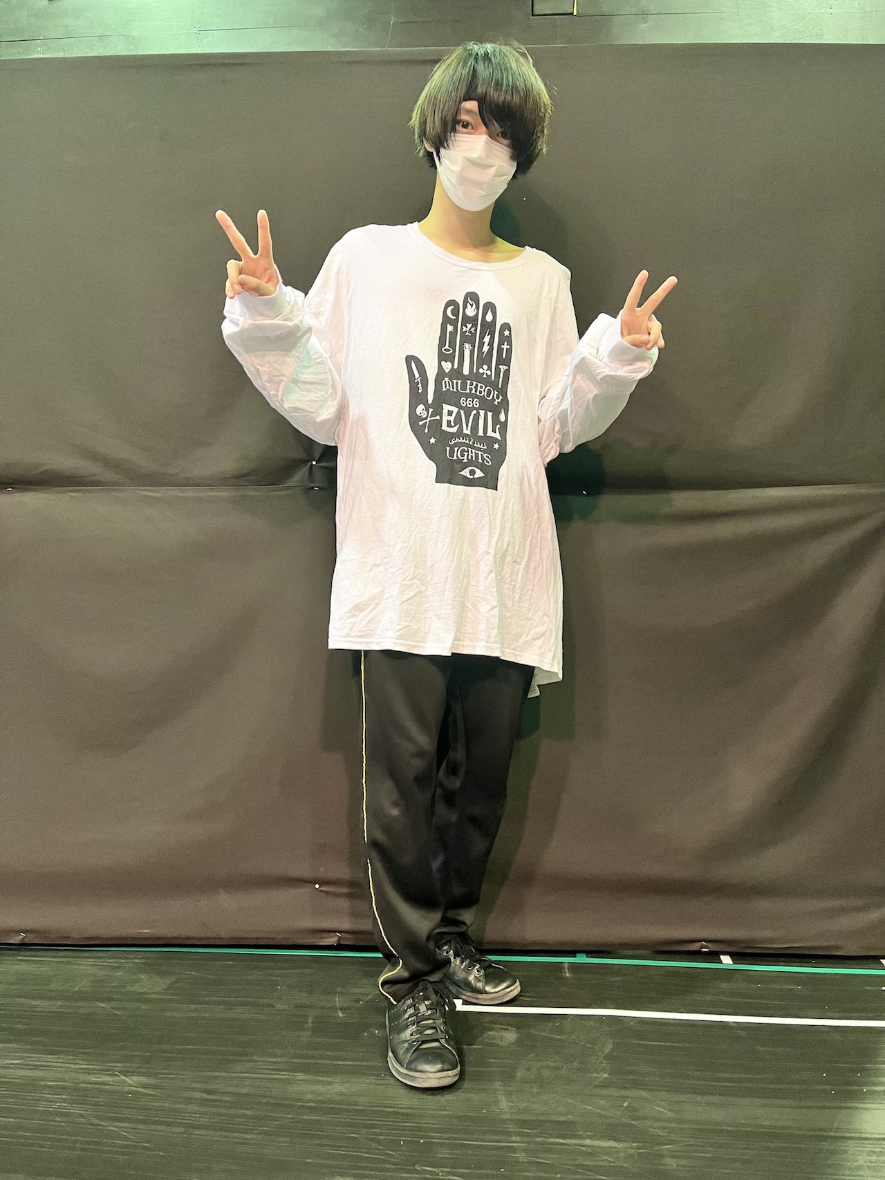 プライベートでもオーバーサイズの服を好んで着用している櫻井。かわいらしいポーズでパチリ。