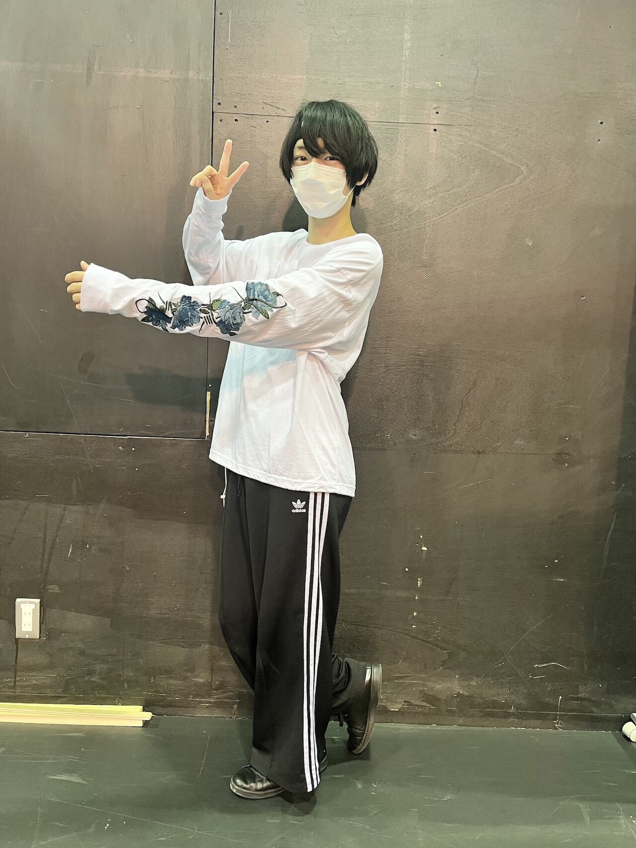 大のお気に入りだという花の刺繍をアピール!