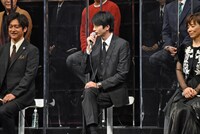 向井理（中央）