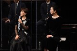 左から榊原郁恵、高橋ひとみ。