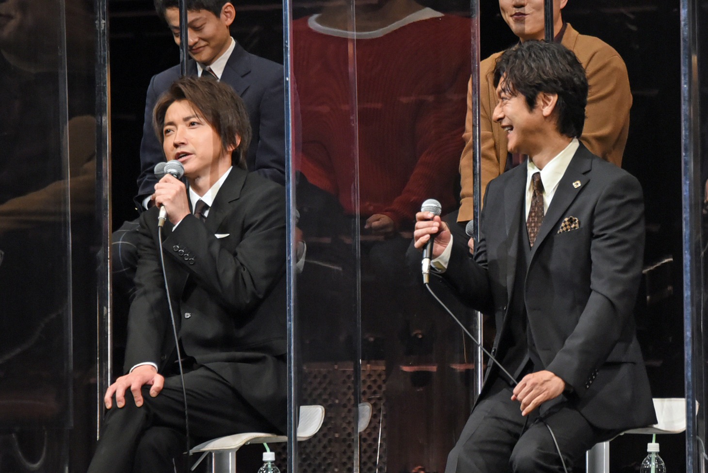 左から藤原竜也、石丸幹二。
