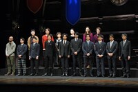 後列左からエハラマサヒロ、竪山隼太、榊原郁恵、高橋ひとみ、中別府葵、早霧せいな、前列左からコナー・ウィルソン、藤田悠、福山康平、藤原竜也、石丸幹二、向井理、門田宗大、斉藤莉生、TBSテレビの佐々木卓代表取締役社長、ホリプロの堀義貴代表取締役社長。