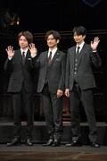 左から藤原竜也、石丸幹二、向井理。