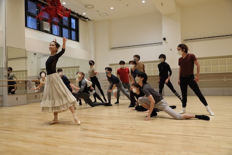 浅川紫織（左 / 撮影：言美歩）