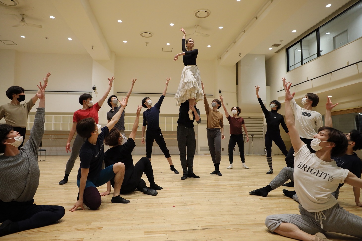 浅川紫織（中央 / 撮影：言美歩）