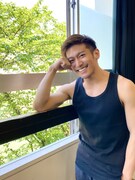 筧利夫リスペクトの黒いタンクトップを着用し、ご満悦の様子。