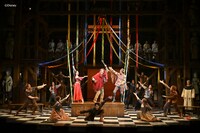 劇団四季 ミュージカル「ノートルダムの鐘」より。（撮影：阿部章仁）