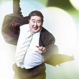 小浦一優（芋洗坂係長）のビジュアル。