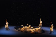 山海塾「降りくるもののなかで―とばり」より。(c)Sankai Juku