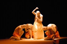 山海塾「降りくるもののなかで―とばり」より。(c)Jacques denarnaud