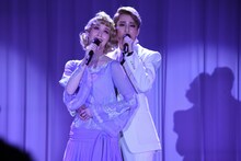 左から海乃美月、月城かなと。