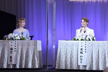 左から海乃美月、月城かなと。